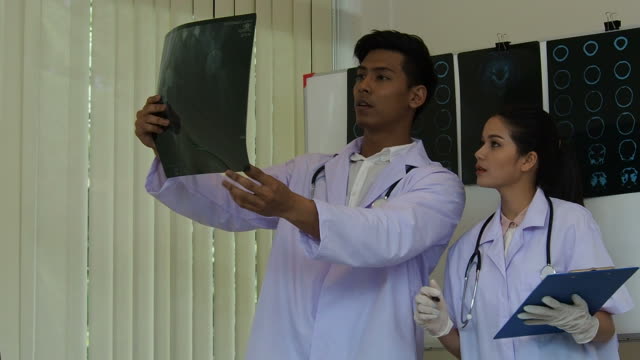 Dos-médicos-consulta-sobre-resultado-de-película-de-rayos-x