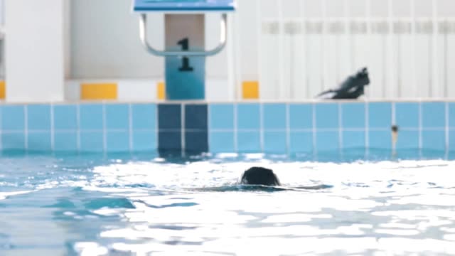 Behinderte-Mensch-schwimmt-in-einem-Schwimmbad