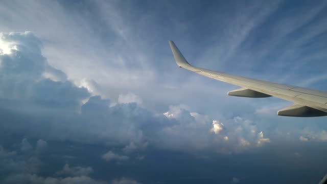 Flügel-des-Flugzeug-am-Himmel-und-Cloud-auf-beweglichen
