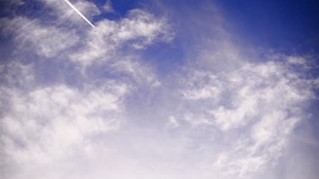 Imágenes,-utilizando-un-teleobjetivo-de-un-avión-volando-alto-en-las-nubes.