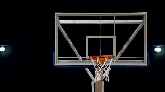 Rückwand-und-Menschen-Basketball-zu-spielen.-Flache-Ebene.-Vorderansicht