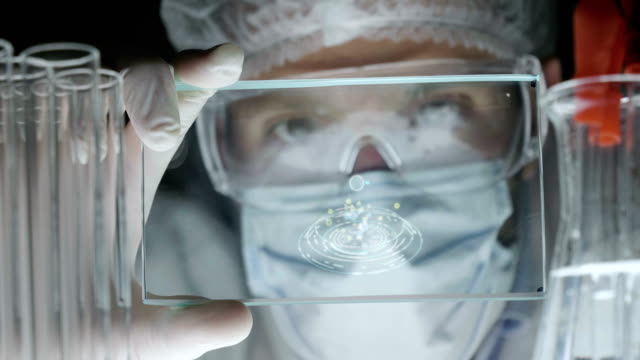 Un-médico-futuro,-un-cirujano-examina-una-tecnológica-digital-holográfica-placa-cerebro-humano-una-máscara-médica,-un-ojos-de-tapa-marrón.