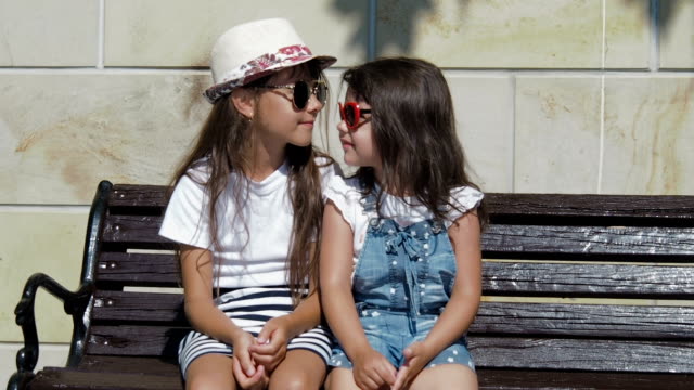 Children-in-sunglasses.
