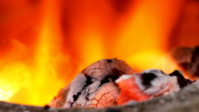Bruning-del-fuego-de-carbón-de-leña-y-encendido