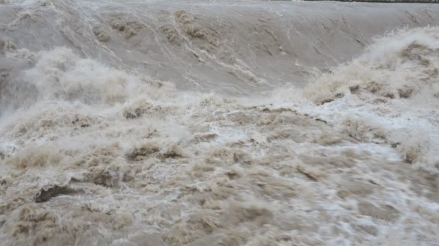 El-río-Serio-hinchado-después-de-fuertes-lluvias.-Provincia-de-Bérgamo,-Italia-norteña