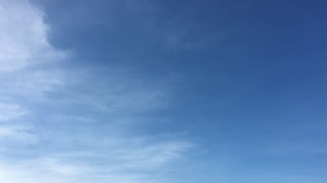 Wolken-vor-einem-blauen-Himmelshintergrund