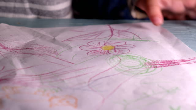 Kleines-Kind-Malerei-Blume-auf-einem-Blatt-Papier---schulfreie-Bildung