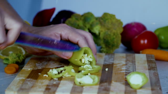 Koch-ist-Schneiden-von-Gemüse-in-der-Küche,-süße-rote-Paprika-schneiden