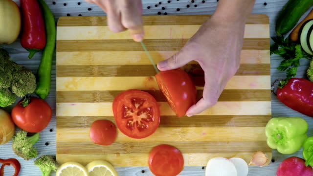 Der-Mensch-ist-Schneiden-von-Gemüse-in-der-Küche,-Tomate-schneiden