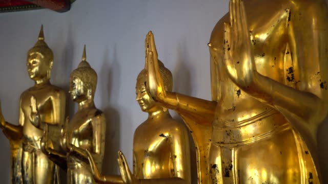 Oro-las-estatuas-de-Buda-en-la-fila-en-el-Wat-Pho,-la-ciudad-de-Bangkok,-Tailandia