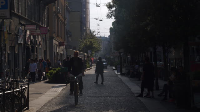sonnigen-Abend-Mailand-Stadt-berühmten-Fußgängerzone-slow-motion-Panorama-4k-Italien