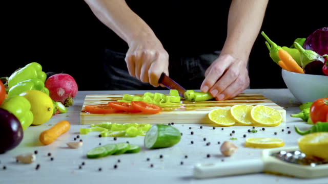 El-hombre-es-vegetales-de-corte-en-la-cocina,-cortar-el-pimiento-verde