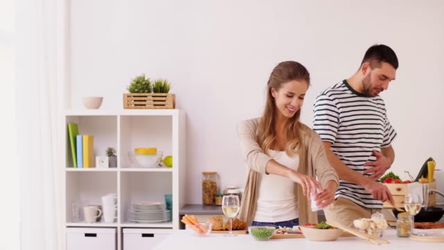feliz-pareja-cocinar-y-servir-la-comida-en-casa