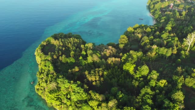 Aéreo-volando-sobre-la-laguna-de-bosque-azul-de-playa-paraíso-tropical-en-la-isla-de-Banda,-Pulau-Ay.-Archipiélago-de-las-Molucas-de-Indonesia,-destino-de-viajes,-mejor-buceo-snorkeling.