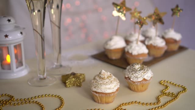 Cupcakes-decoración-con-estrellas-de-oro-brillo