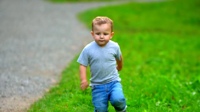 ein-kleiner-Junge-läuft-durch-den-Park