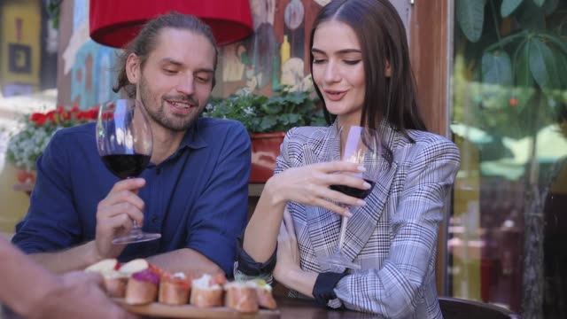 People-In-Restaurant.-Couple-Drinking-Wine-On-Romantic-Dinner