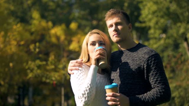 Paar-Verkostung-heiße-Getränke-im-Park-und-umarmt,-romantisches-Date,-Coffee-to-go