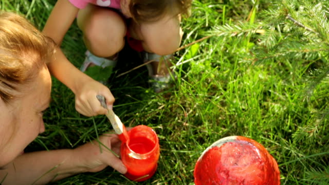 Kleines-Mädchen-Färbung-Gartendekoration