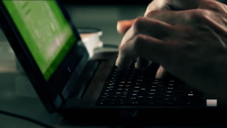 Hacker-programa-de-mecanografía-en-un-teclado-portátil