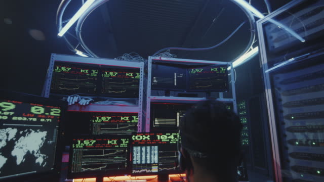 Hacker-mit-Computer-mit-mehreren-Monitoren