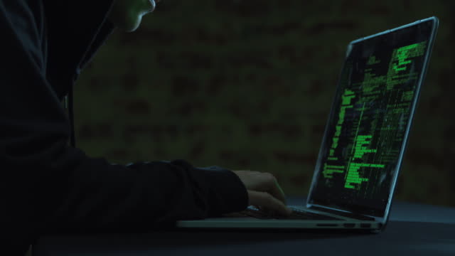 Hacker-usando-computadora-portátil