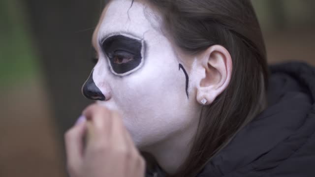 Halloween.-Makeup-artist-applies-make-up-to-female-face