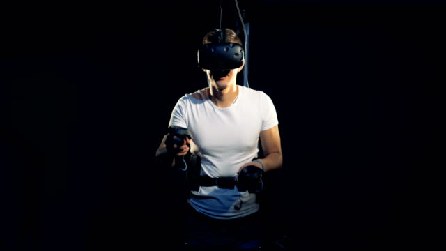 Un-hombre-se-mueve-en-equipo-de-realidad-virtual.-Concepto-de-juego-de-realidad-virtual.