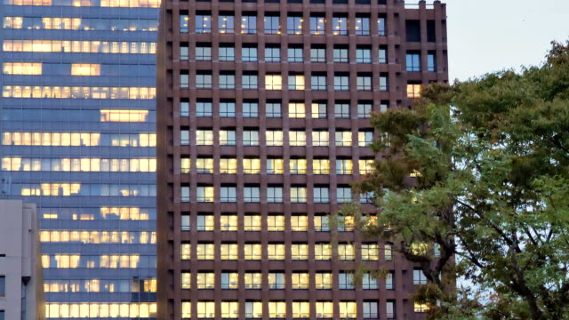Gelbe-Lichter-aus-den-Glasfenstern-der-Gebäude-in-Tokio