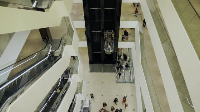 La-gente-va-en-el-elevador-en-el-centro-comercial