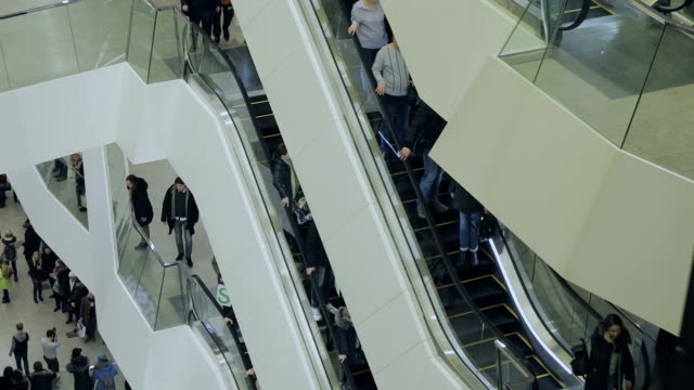 Menschen-gehen-auf-der-Rolltreppe