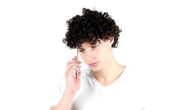 Telefon-Talk-von-jungen-Mann-mit-lockigen-Haaren,-Teilnahme-an-Call