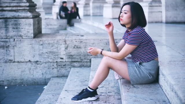 Profil-von-gelangweilt-und-nachdenklich-chinesische-Frau-allein,-warten,-dass-jemand