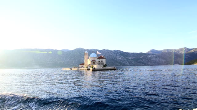 La-isla-de-Gospa-od-Skrpjela,-Bahía-de-Kotor,-Montenegro