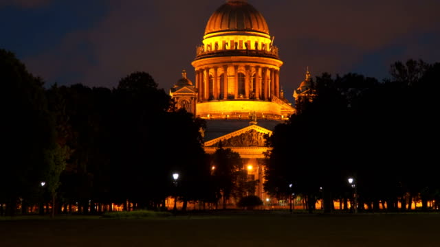 Alexander-Garden-and-St.-Isaac's-Cathedral-night