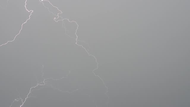 Lightning-in-the-sky.