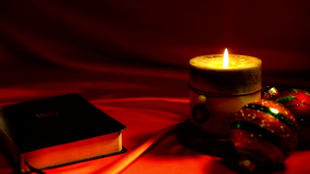 Bibel-und-Kerze-Video-auf-rotem-Grund