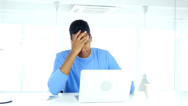 Afro-amerikanischer-Mann-mit-Kopfschmerzen,-Verspannungen-und-Stress