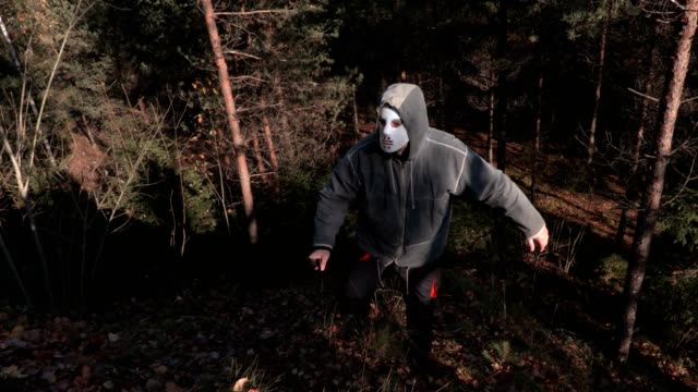 Hombre-en-scary-Halloween-Máscara-y-machete-paso-en-la-colina