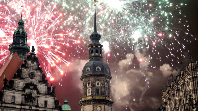 Hofkirche-oder-Kathedrale-der-Heiligsten-Dreifaltigkeit-und-Urlaub-Feuerwerk---Barockkirche-in-Dresden,-Sachsen,-Deutschland