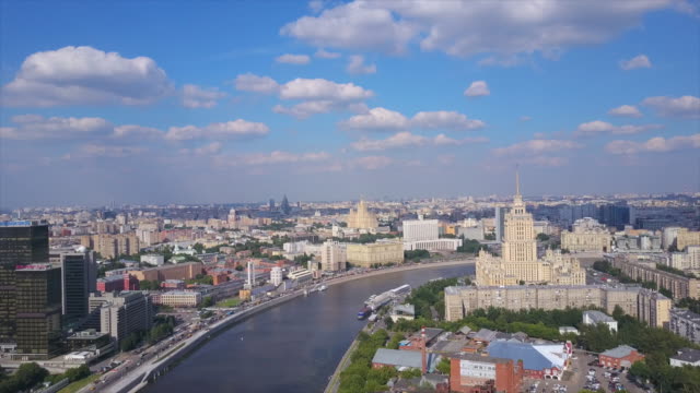 Russlands-sonniger-Tag-Moskau-Fluss-Zentrum-Antenne-Stadtpanorama-4k