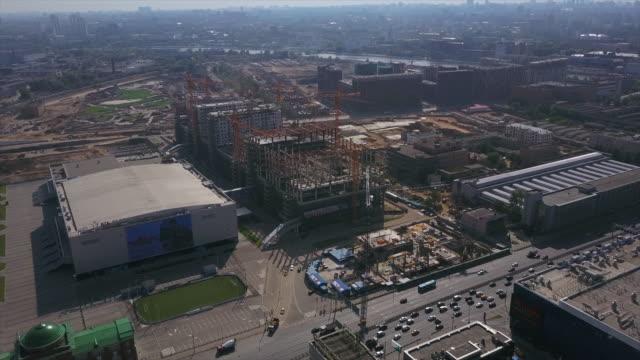 Rusia-día-soleado-Moscú-city-mall-construcción-tráfico-carretera-aérea-panorama-4k