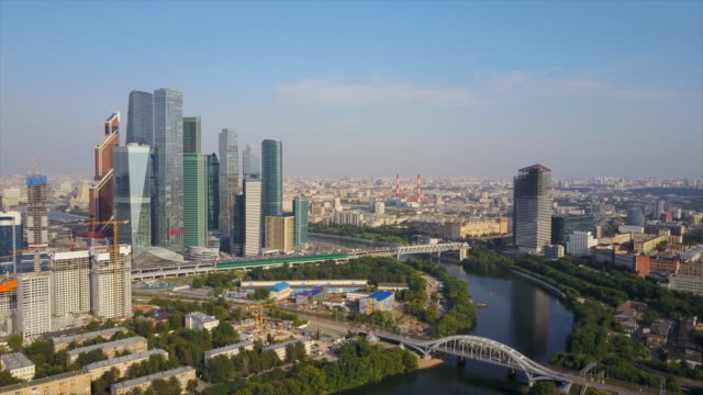 Rusia-día-soleado-Moscú-ciudad-moderna-río-aéreo-panorama-4k
