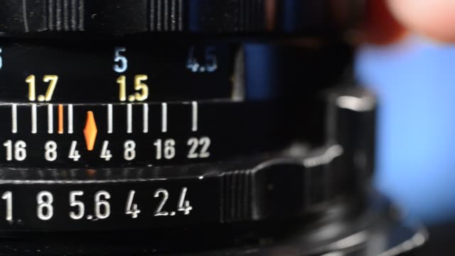 Lens-turns-and--comes-into-focus-in-real-time-without-sound