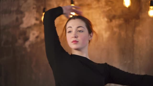 Porträt-einer-jungen-Tänzerin,-die-probt-des-Raums-und-dreht-sich-um