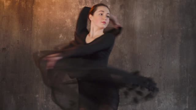 Tänzerin-in-wunderschönen-schwarzen-Kleid