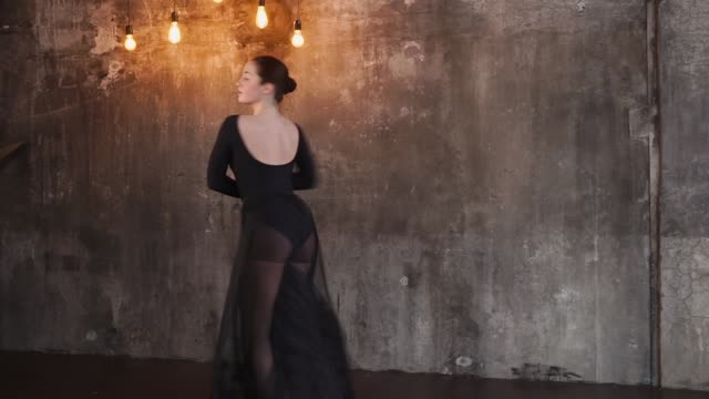 Fantastische-Tänzerin-im-schwarzen-Kleid