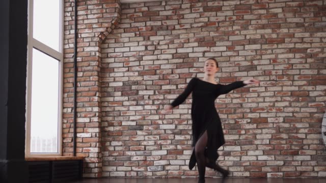 Schöne-weibliche-Tänzer-in-einem-schönen-studio