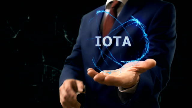 Geschäftsmann-zeigt-Konzept-Hologramm-Iota-auf-seiner-hand