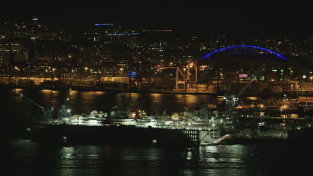 Fondo-nocturno-de-la-ciudad-de-puerto-de-Seattle-nave-reparación-grúas-horizonte-del-centro